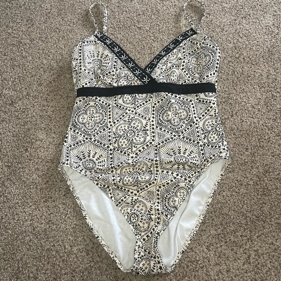 3/$10 👀 Swimsuit - Picture 1 of 6